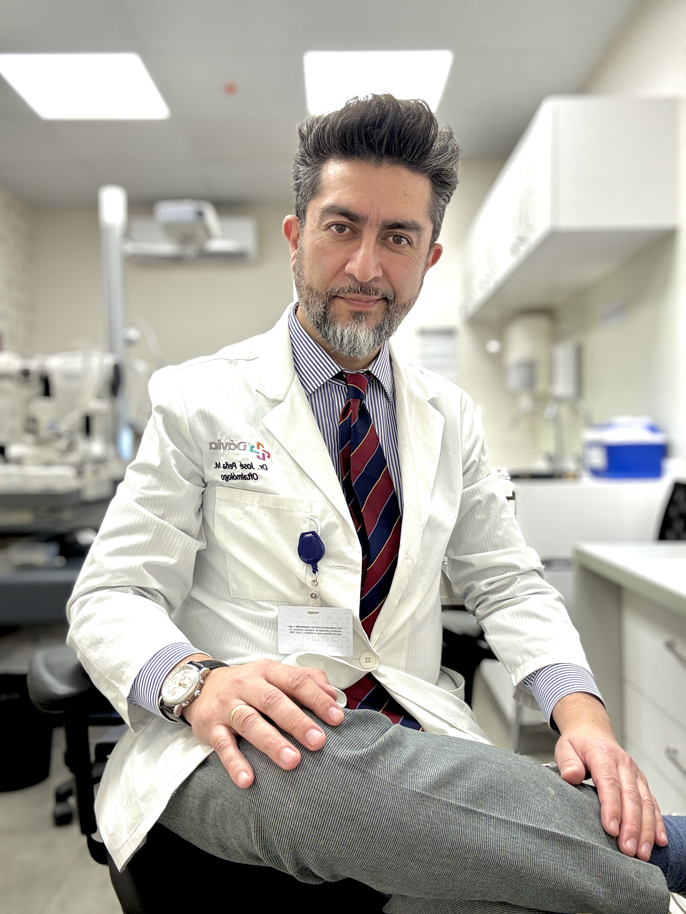 Retrato profesional del Dr. José Peña